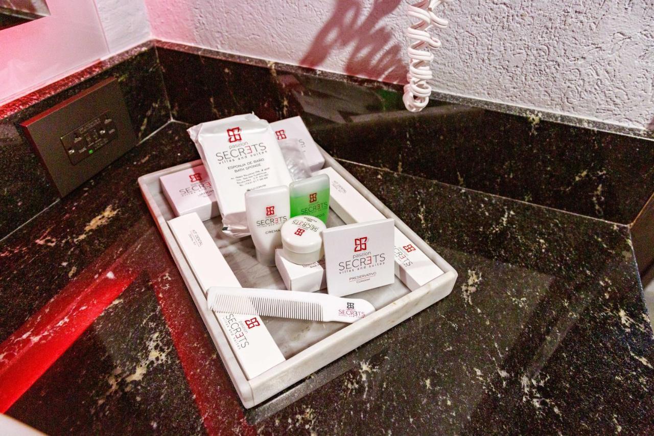 Passion Secrets And Hotel Toluca